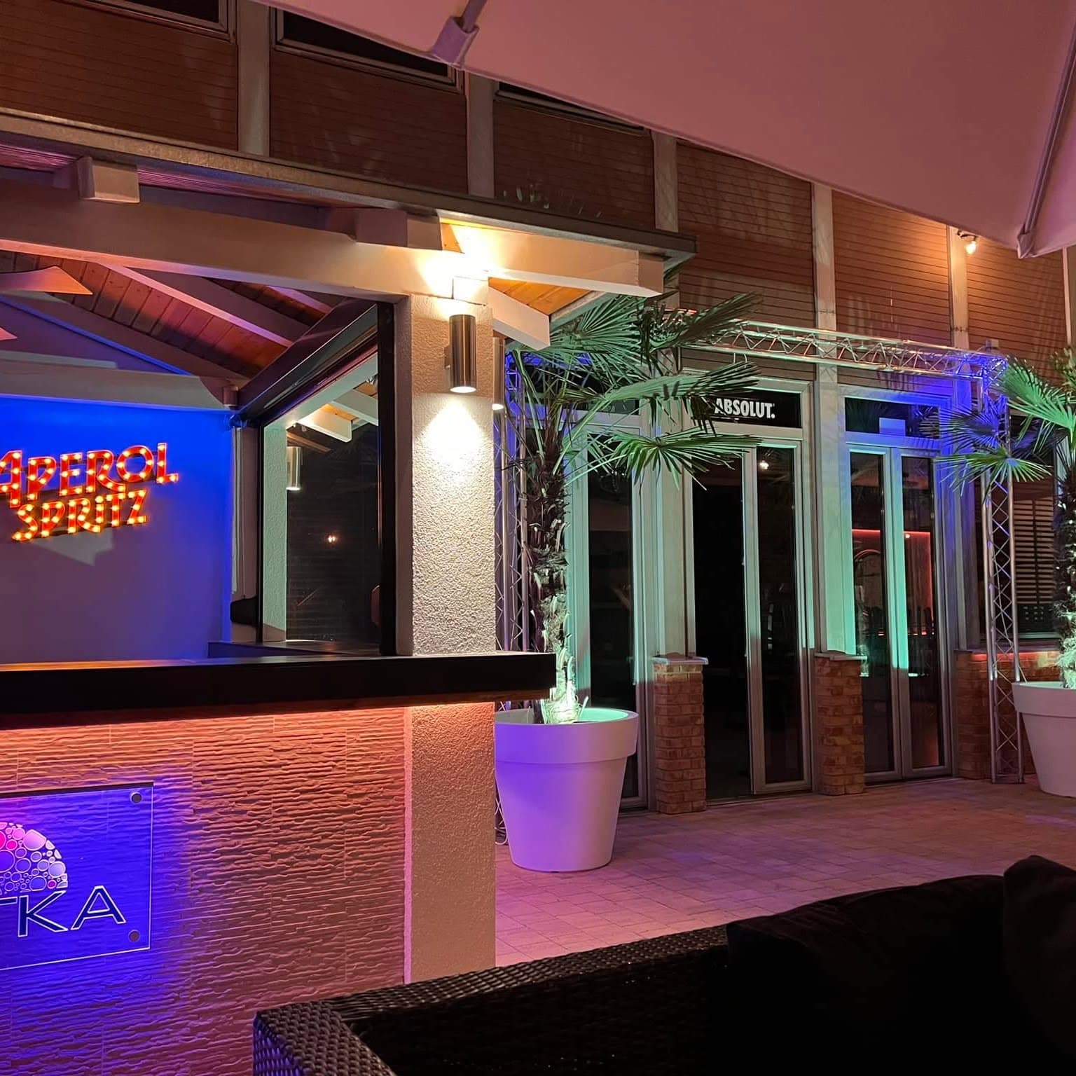 Večerný pohľad na terasu Planetka Restaurant & Bar